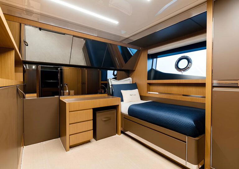 RAPH SEVEN II — single cabin with Pullman berth, charter Cote d Azur