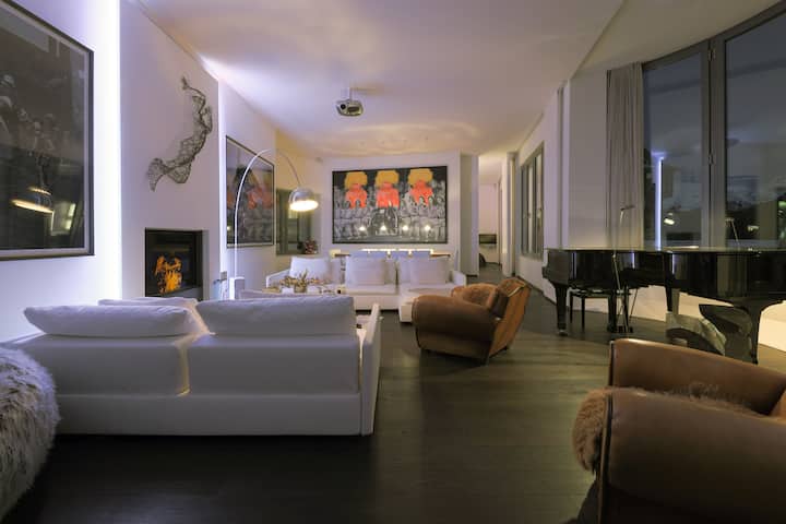 Angelus — piano lounge in the evening