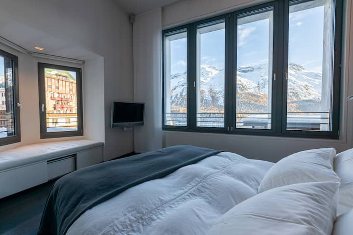 Angelus — bedroom with panoramic mountain views