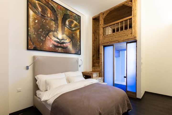 Angelus — bedroom with chalet-style mezzanine