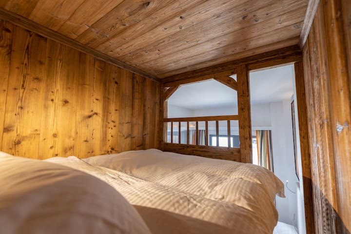 Angelus — wood-panelled sleeping alcove
