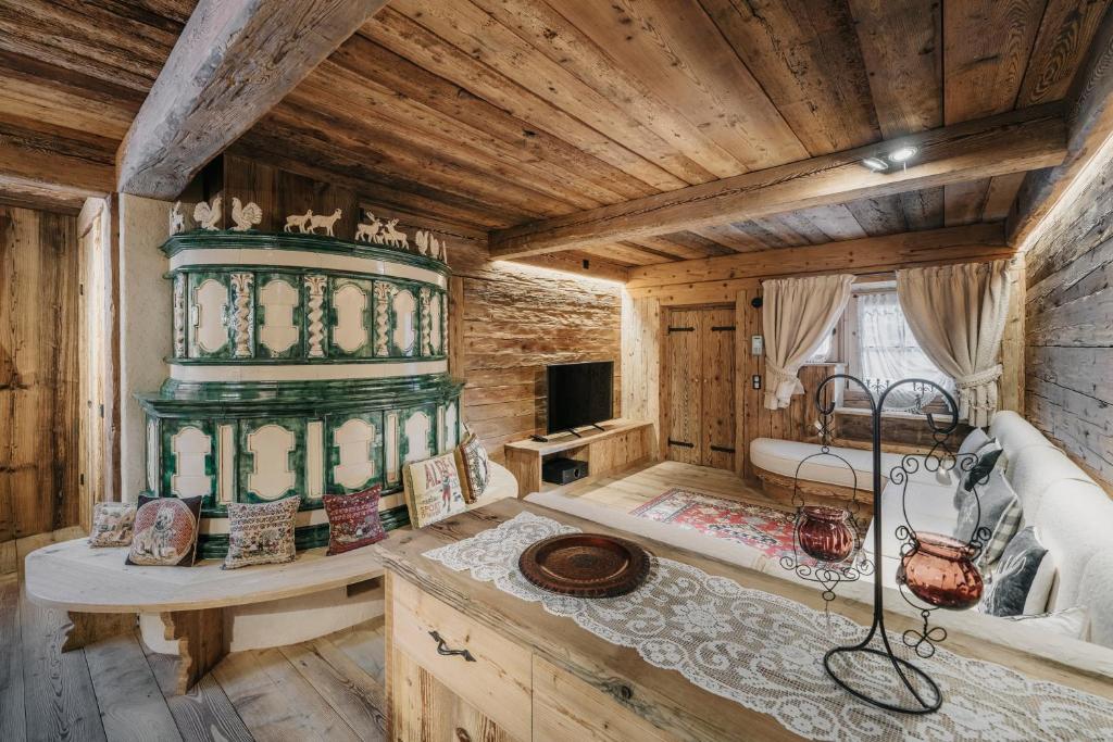 Casa Aurea, Cortina d'Ampezzo — sitting area with majolica stove and television