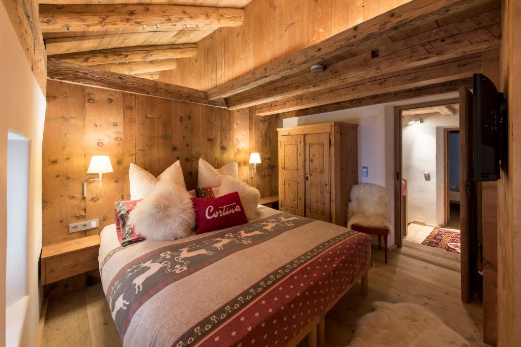Casa Aurea, Cortina d'Ampezzo — double bedroom with embroidered linen