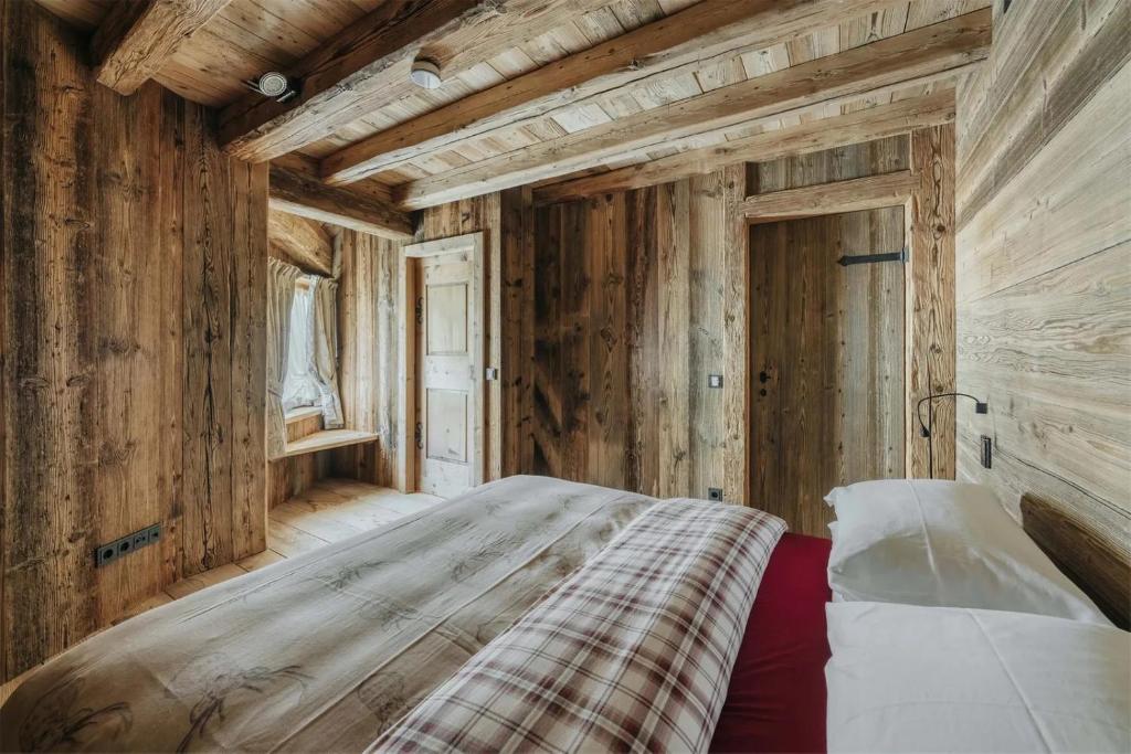 Casa Aurea, Cortina d'Ampezzo — double bedroom with checked throw
