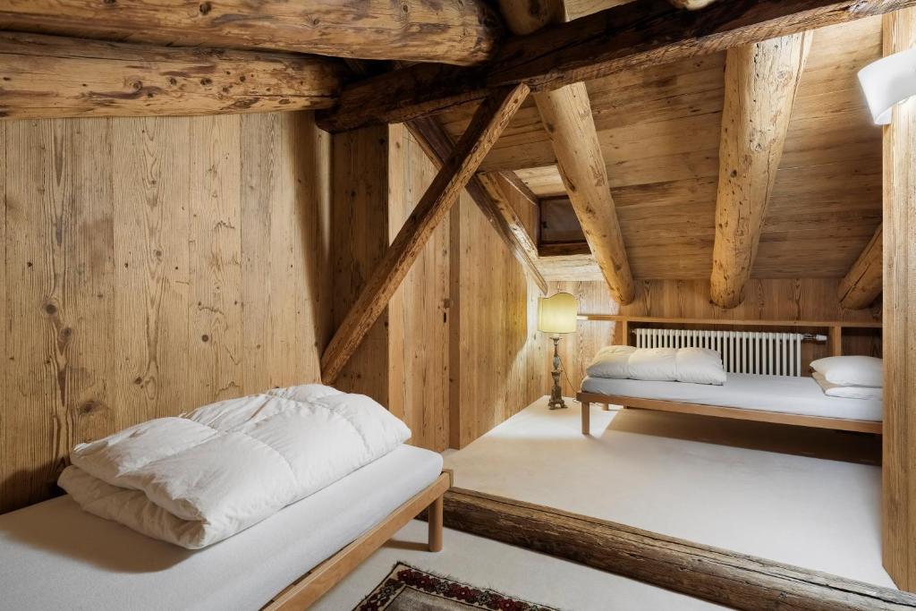 Casa Aurea, Cortina d'Ampezzo — twin bedroom under the eaves