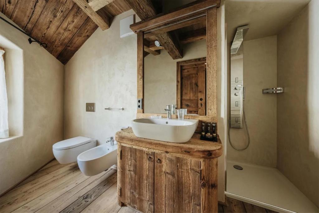 Casa Aurea, Cortina d'Ampezzo — bathroom with walk-in shower and stone basin