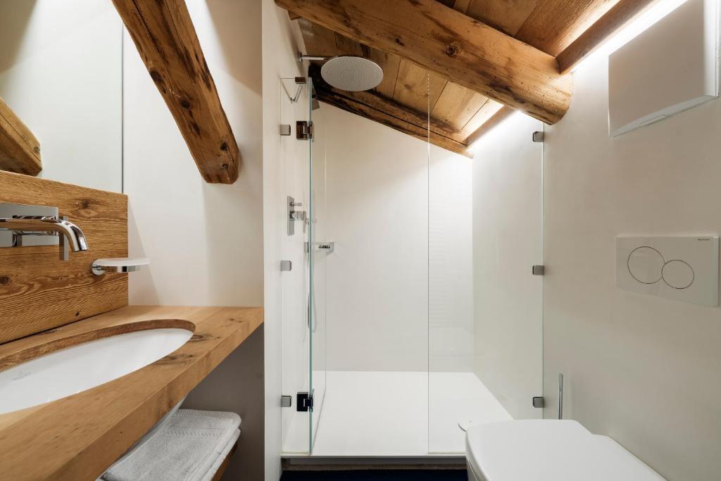 Casa Aurea, Cortina d'Ampezzo — shower room in timber and stone