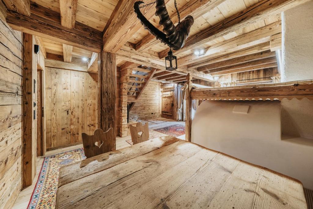 Casa Aurea, Cortina d'Ampezzo — entrance hall in reclaimed timber