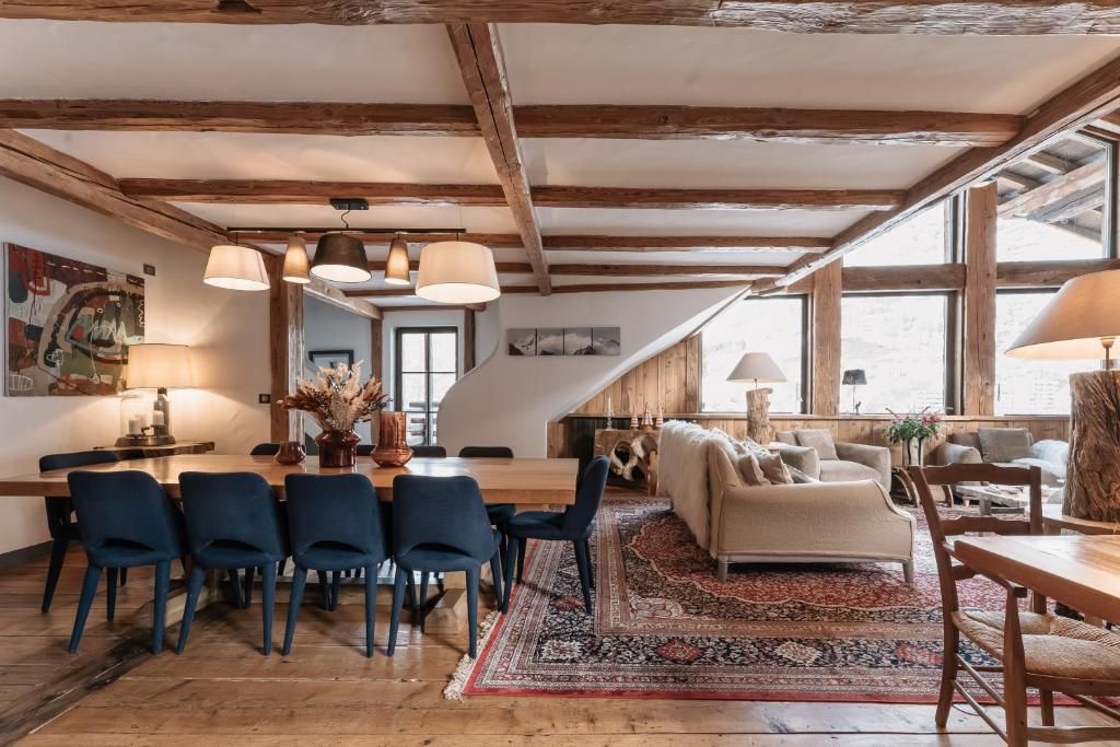 Chalet Alix — living room, floor-to-ceiling windows, Val-d'Isere