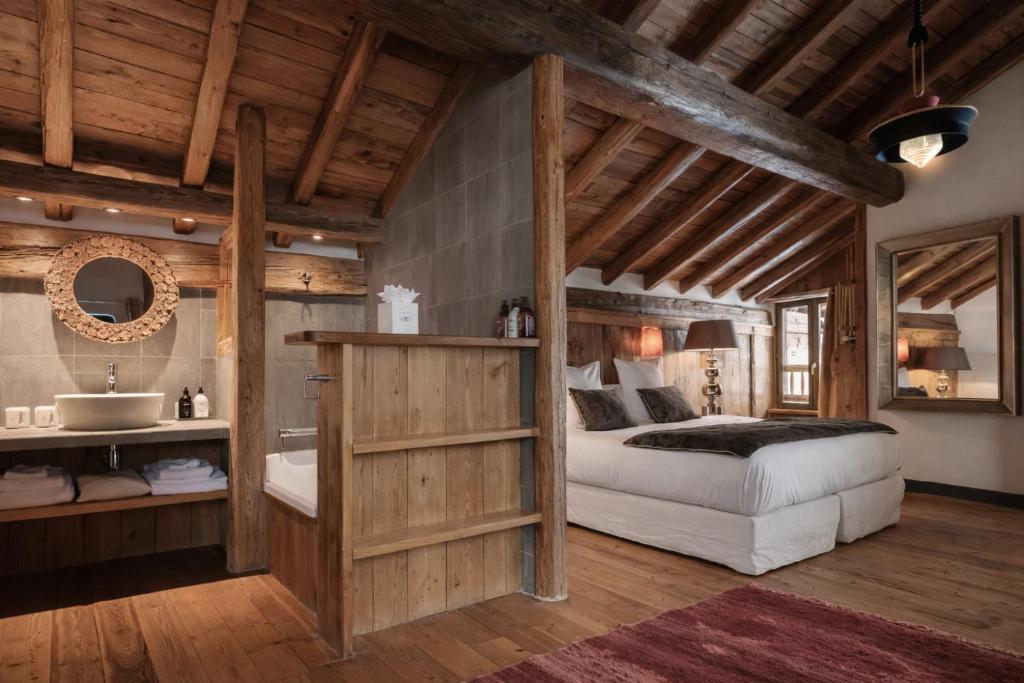 Chalet Alix — loft bedroom with open bathroom and tub