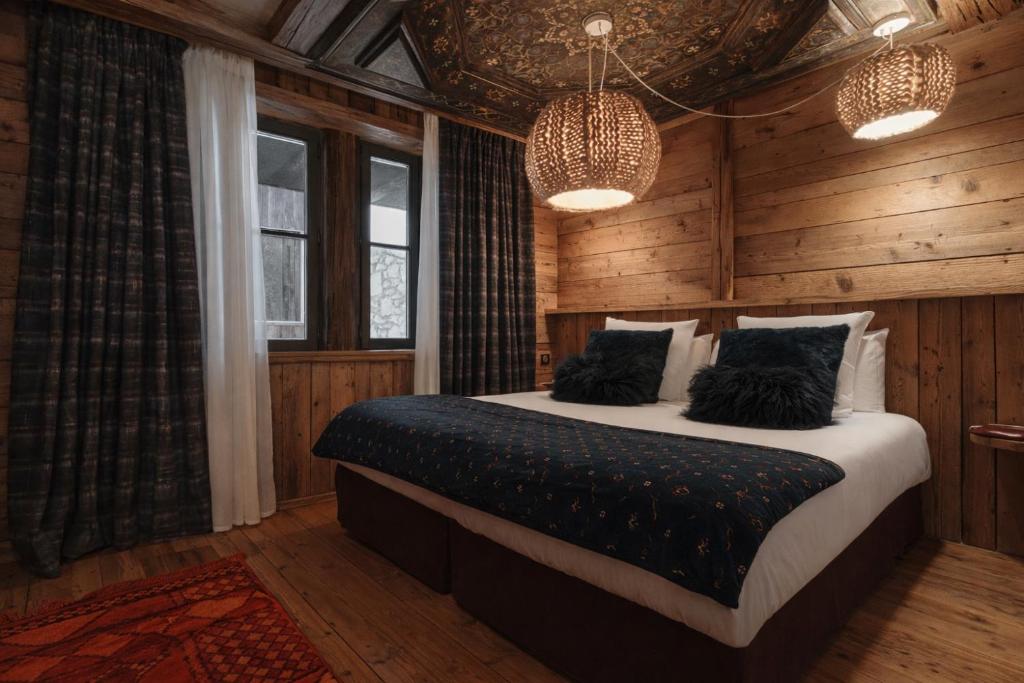 Chalet Alix — bedroom with painted ceiling