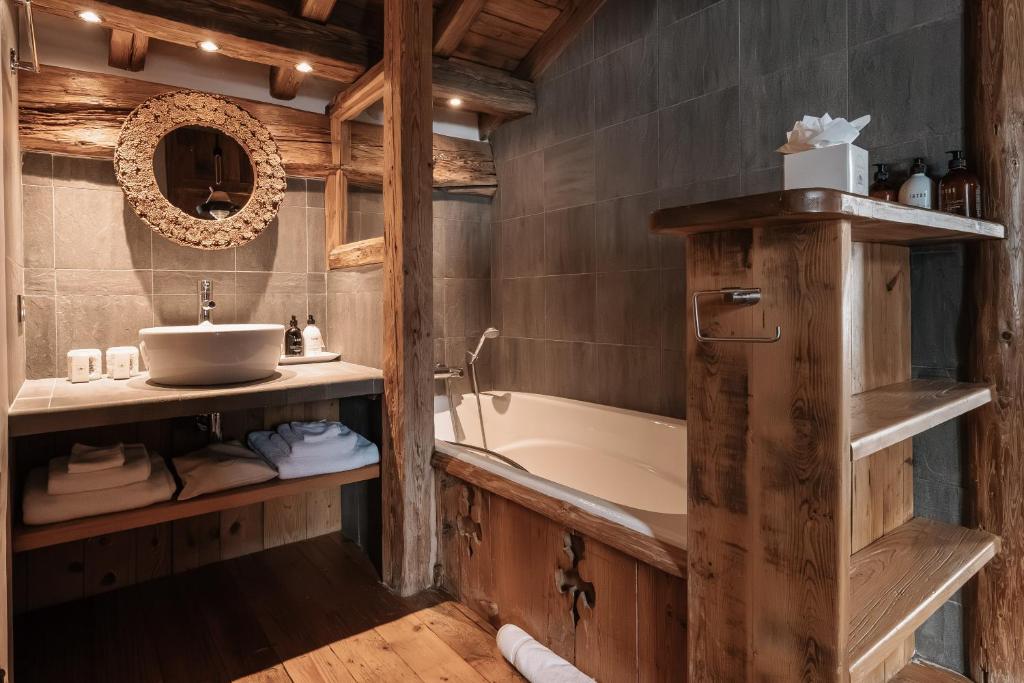 Chalet Alix — bathroom with wood-panelled tub