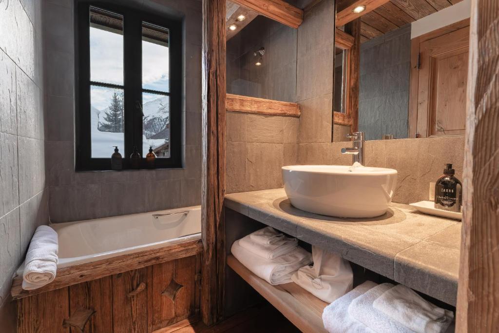 Chalet Alix — bathroom with heated towel rail