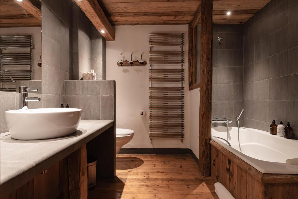Chalet Alix — bathroom with mountain view window