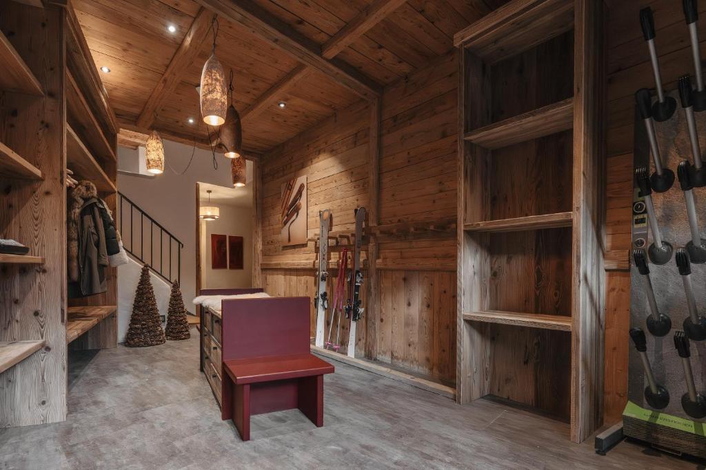 Chalet Alix — ski room and boot storage