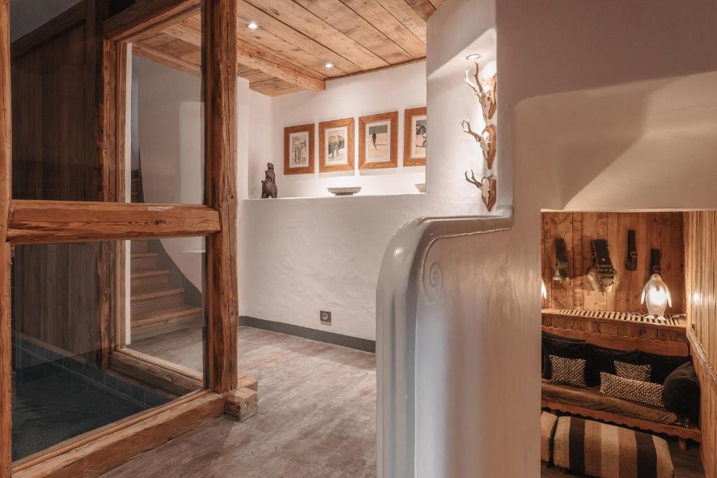 Chalet Alix — entrance hall, luxury chalet rental Val-d'Isere
