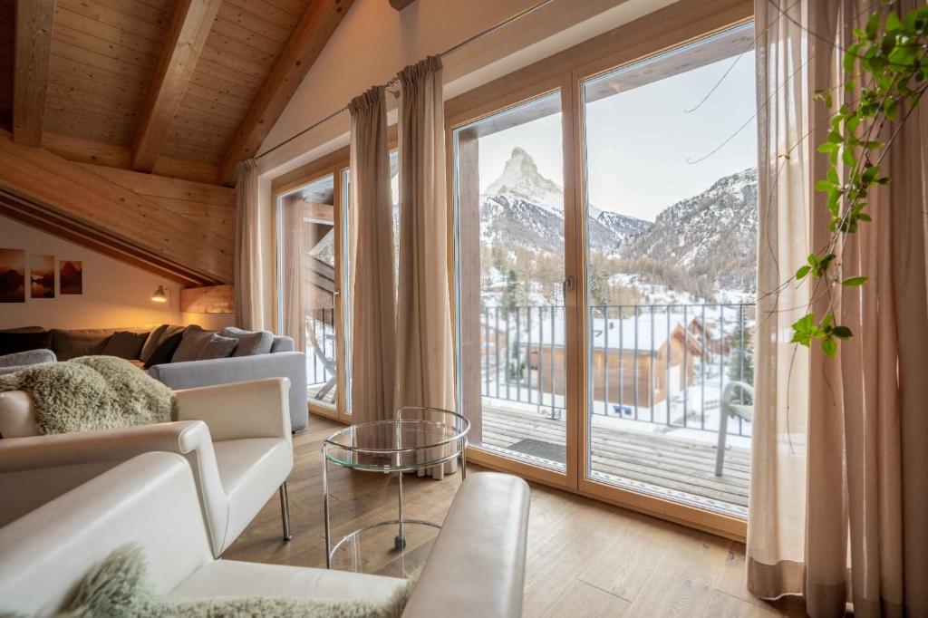 Chalet Talisman, Zermatt — living room with panoramic Matterhorn view
