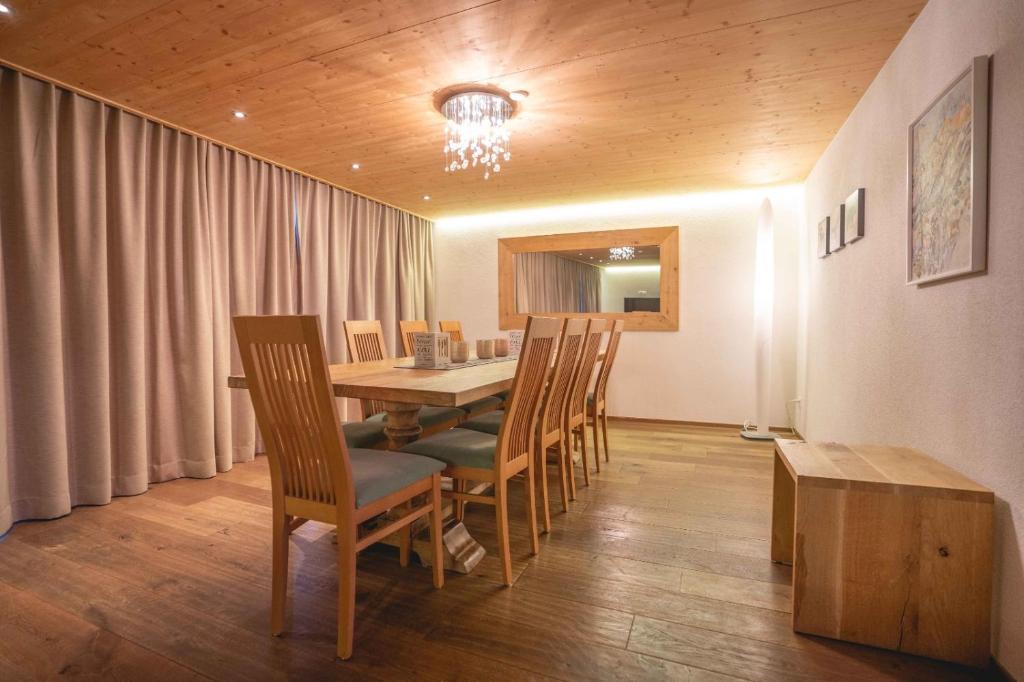 Chalet Talisman, Zermatt — dining room seating twelve guests