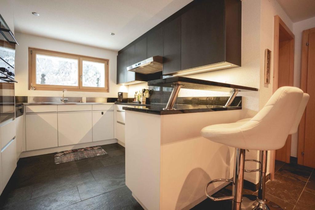 Chalet Talisman, Zermatt — fully equipped kitchen