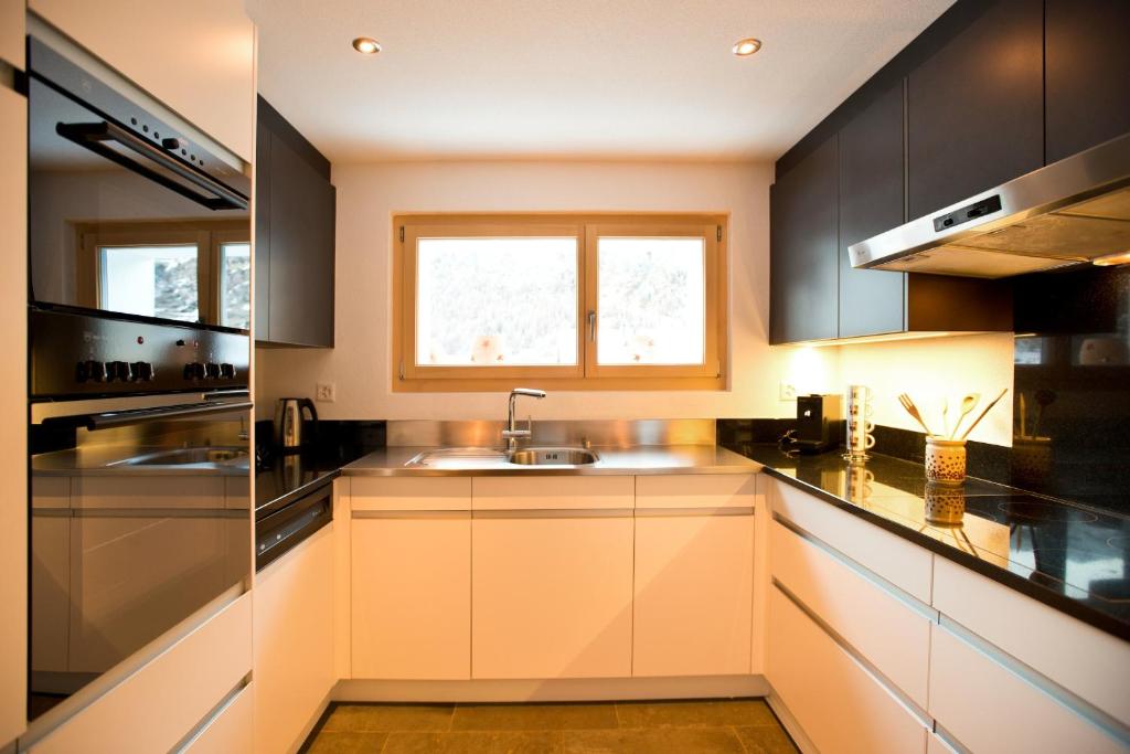 Chalet Talisman, Zermatt — kitchen with mountain-view window
