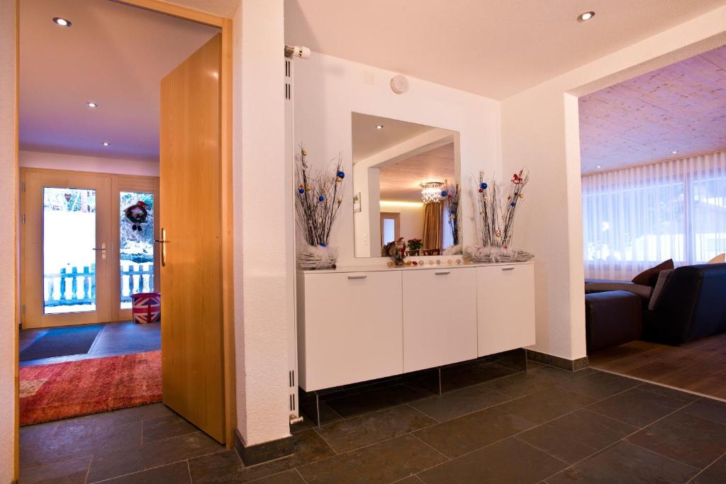 Chalet Talisman, Zermatt — entrance hall