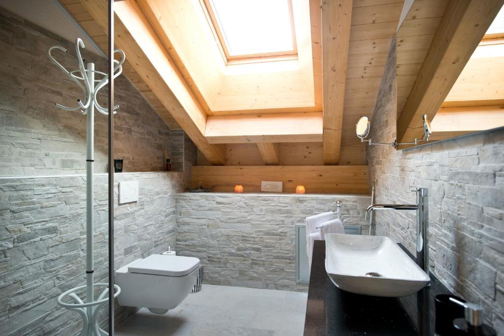 Chalet Talisman, Zermatt — attic bathroom with skylight