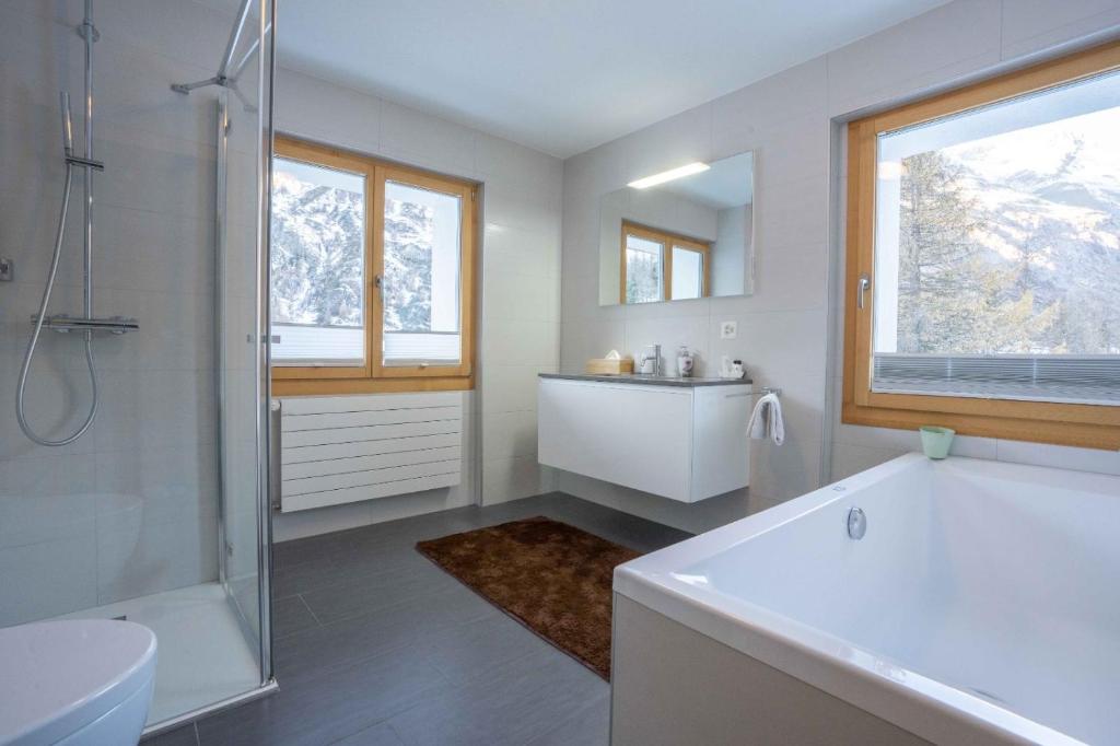 Chalet Talisman, Zermatt — bathroom with bathtub and mountain view