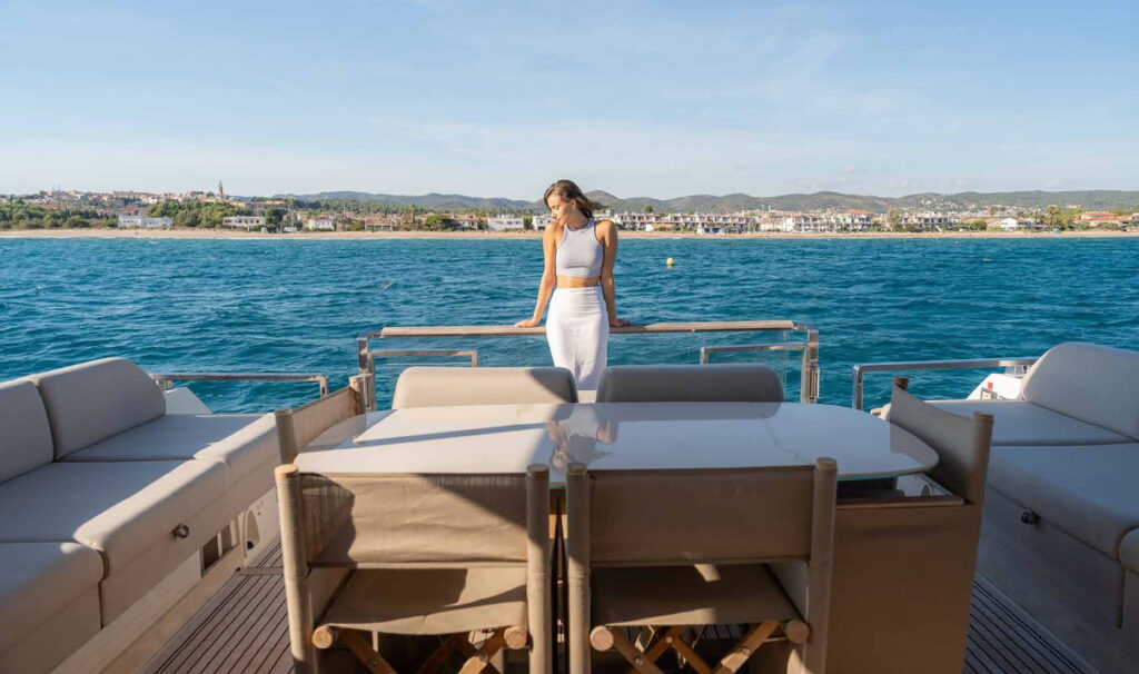 ENTHUSIAST — foredeck lounge, charter Côte d'Azur