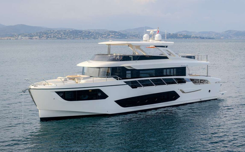 SEMELA — profile at anchor off Saint-Tropez, charter Côte d'Azur