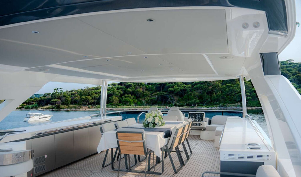 SEMELA — flybridge dining table, charter Côte d'Azur