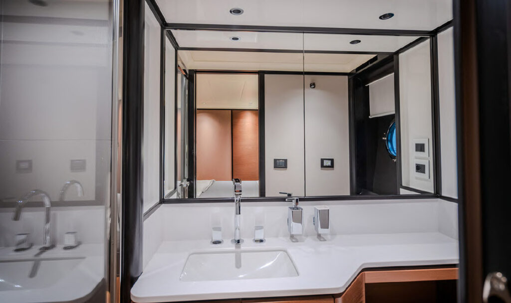 SEMELA — en-suite bathroom, charter Côte d'Azur