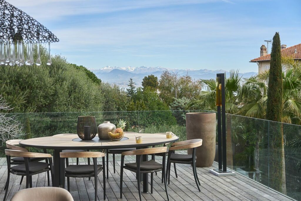 Villa Aquamarine — outdoor dining table, luxury villa rental Côte d'Azur